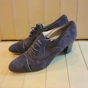 Brown suede Tod's oxford style booties